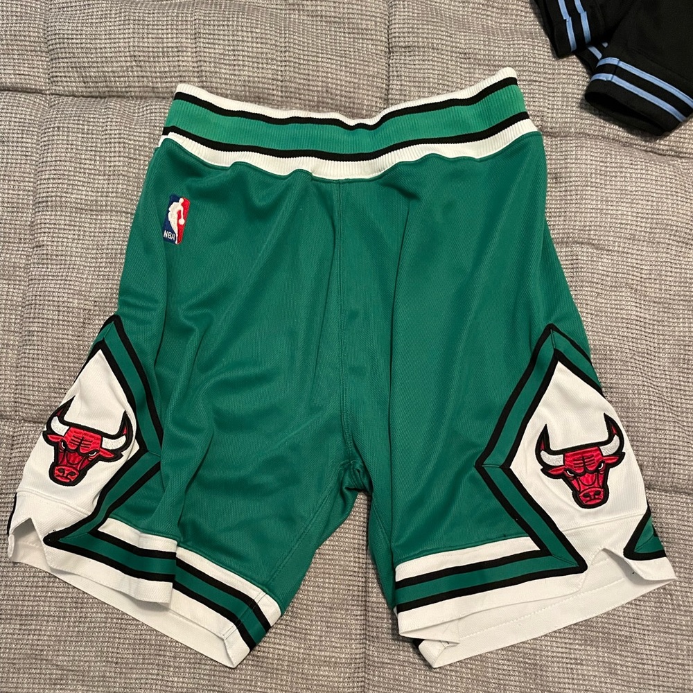 Authentic 2008 Chicago Bulls Green Mitchell & Ness shorts